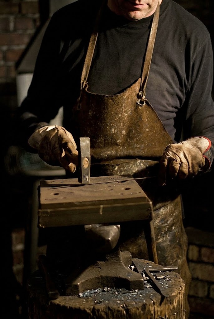 Carpenteria Metallica Villois, progettiamo e realizziamo costruzioni e componenti in ferro e acciaio inox su misura. Richiedi una consulenzaCavallermaggiore
